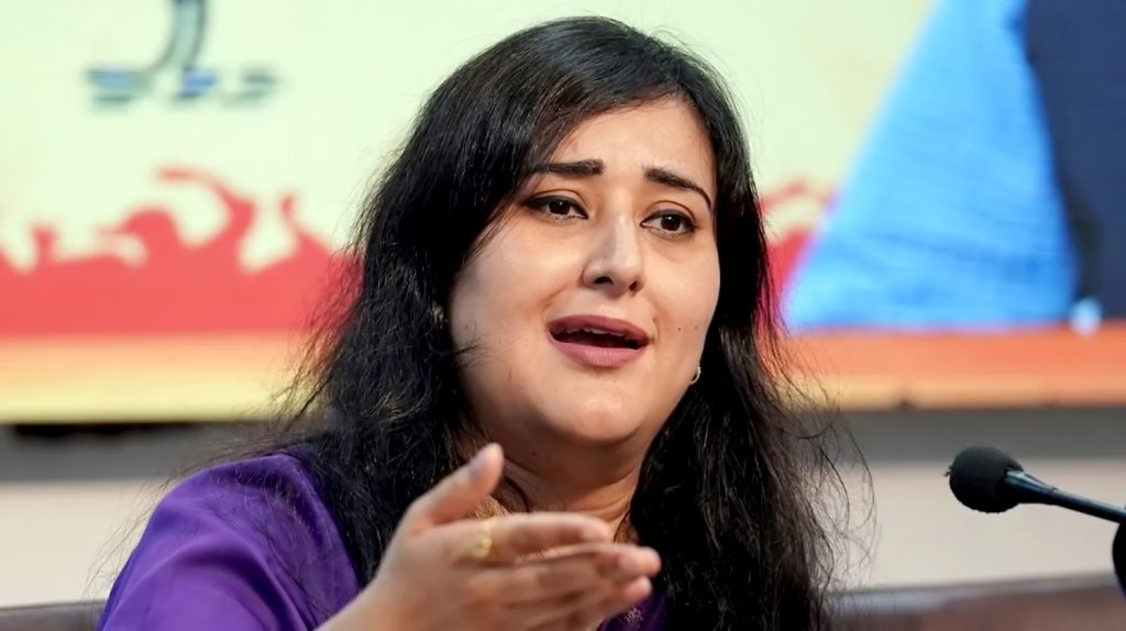 दिल्ली के सीएम केजरीवाल के खिलाफ बांसुरी स्वराज का प्रदर्शन