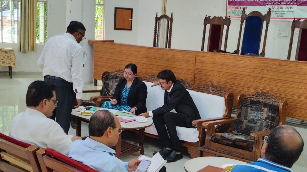 उत्तर प्रदेश – हमीरपुर में राष्ट्रीय लोक अदालत के लिए हुई समीक्षा बैठक 