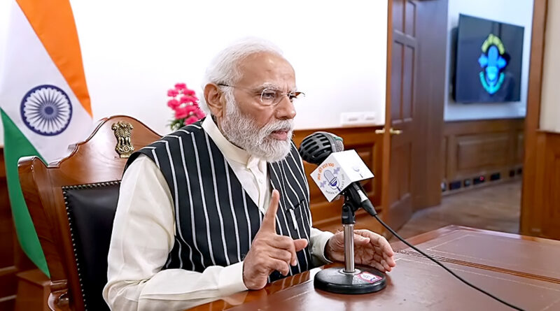 "पीएम मोदी का मन की बात कार्यक्रम सुनते वाराणसी के लोग"