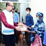 राज्यपाल रमेन डेका टीबी मरीजों को पोषण टोकरी देते हुए