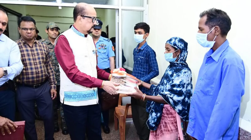 राज्यपाल रमेन डेका टीबी मरीजों को पोषण टोकरी देते हुए