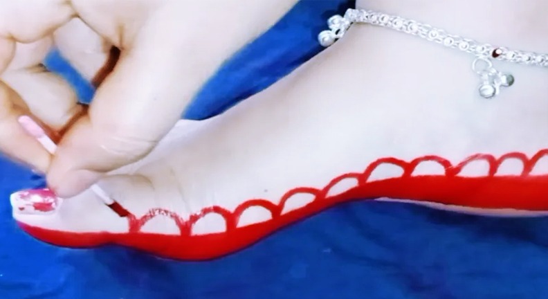 1. सिंपल बेल आलता डिजाइन