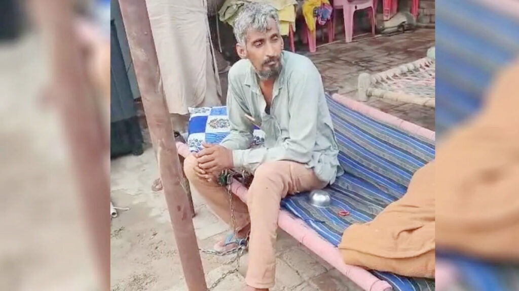 मां-बेटे को जंजीरों से बांधने का मामला: महिला आयोग ने लिया संज्ञान, पुलिस को जांच के आदेश