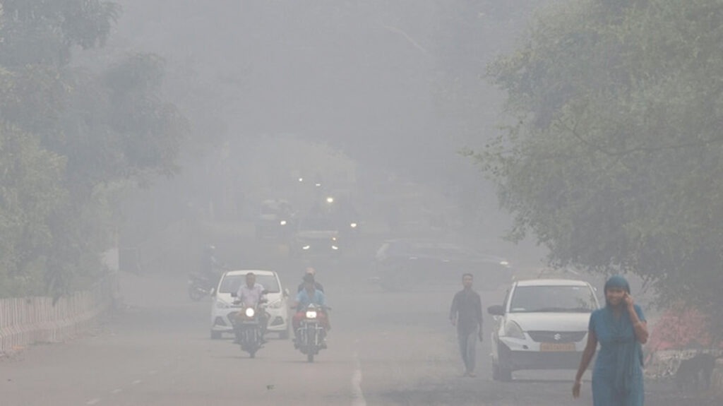 दिल्ली-NCR में AQI 500 पार, जहरीली हवा से हाहाकार