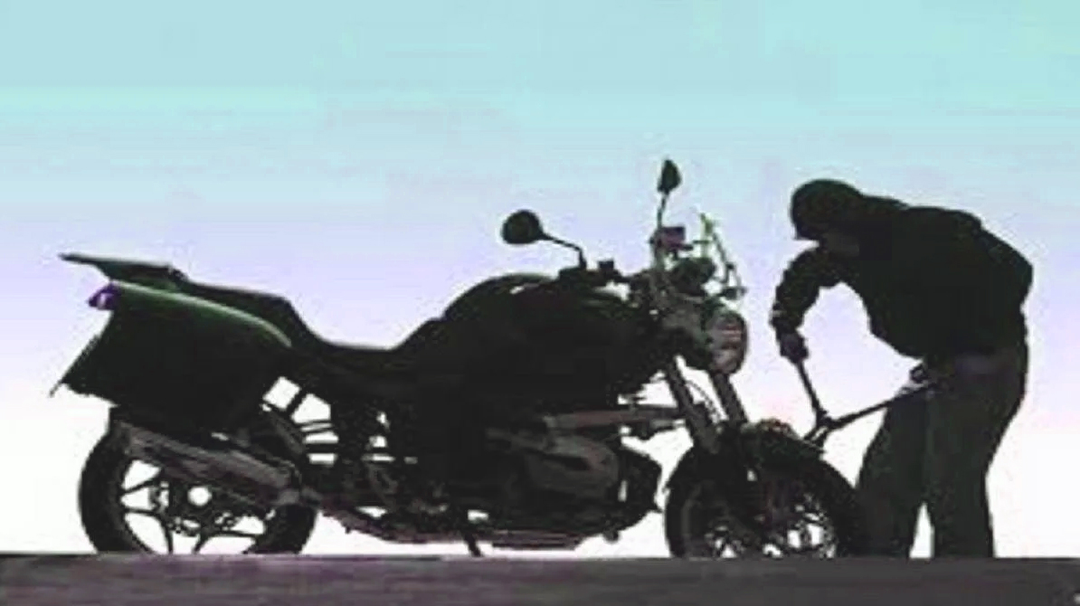 हापुड़ बाइक चोरी मामला: लघुशंका में रुका युवक बना शिकार