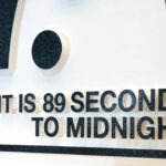 डूम्सडे क्लॉक आधी रात के करीब
