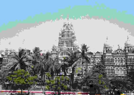 रेलवे वर्कशॉप में अप्रेंटिस प्रशिक्षण लेते उम्मीदवारों की तस्वीर, जो रेलवे अप्रेंटिस भर्ती 2026 से जुड़ी है।