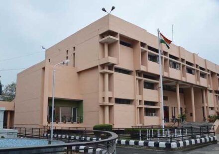 पंजाब अधीनस्थ सेवा चयन बोर्ड कार्यालय और सरकारी परीक्षा की तैयारी करते अभ्यर्थियों की प्रतिनिधि छवि।