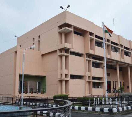 पंजाब अधीनस्थ सेवा चयन बोर्ड कार्यालय और सरकारी परीक्षा की तैयारी करते अभ्यर्थियों की प्रतिनिधि छवि।