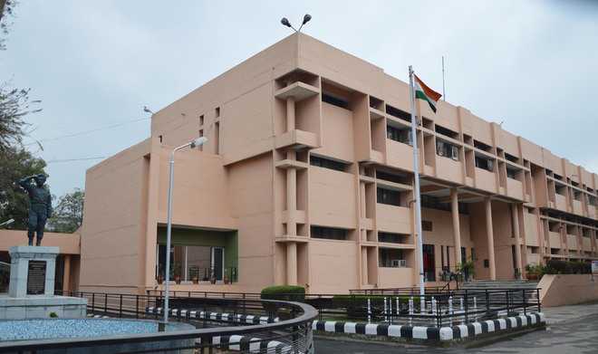 पंजाब अधीनस्थ सेवा चयन बोर्ड कार्यालय और सरकारी परीक्षा की तैयारी करते अभ्यर्थियों की प्रतिनिधि छवि।