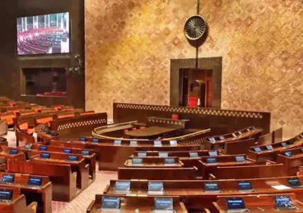 यह तस्वीर संसद भवन के राज्यसभा कक्ष और बैलेट वोटिंग प्रक्रिया को दर्शाती है, जो राज्यसभा चुनाव 2026 की प्रक्रिया को समझाती है।