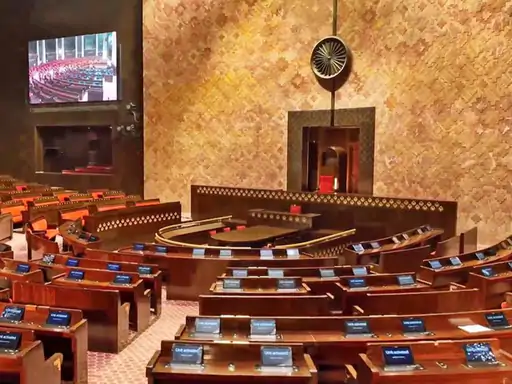 यह तस्वीर संसद भवन के राज्यसभा कक्ष और बैलेट वोटिंग प्रक्रिया को दर्शाती है, जो राज्यसभा चुनाव 2026 की प्रक्रिया को समझाती है।