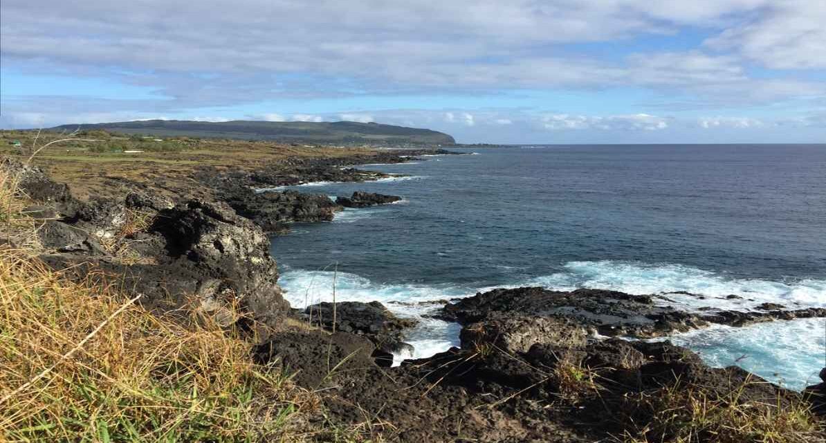 Rapa Nui के Rano Kao क्रेटर झील और Moai प्रतिमाओं के साथ Easter Island सूखा इतिहास को दर्शाता परिदृश्य