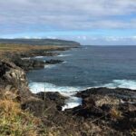 Rapa Nui के Rano Kao क्रेटर झील और Moai प्रतिमाओं के साथ Easter Island सूखा इतिहास को दर्शाता परिदृश्य