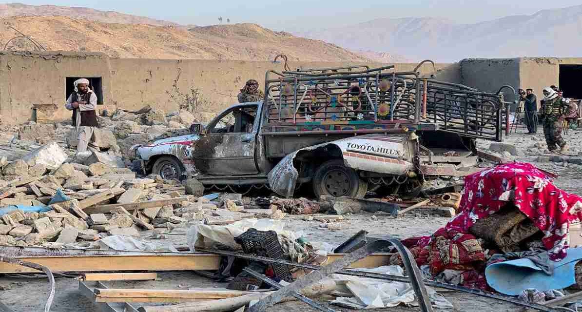 पाकिस्तान-अफगानिस्तान संघर्ष के दौरान सीमा क्षेत्र में धुआं और सैन्य गतिविधि