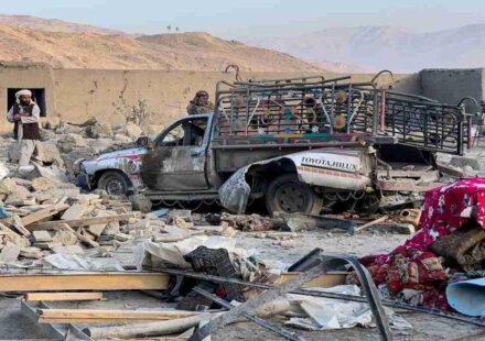 पाकिस्तान-अफगानिस्तान संघर्ष के दौरान सीमा क्षेत्र में धुआं और सैन्य गतिविधि