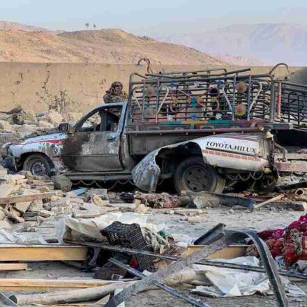 पाकिस्तान-अफगानिस्तान संघर्ष के दौरान सीमा क्षेत्र में धुआं और सैन्य गतिविधि