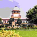 सुप्रीम कोर्ट भवन और आठवीं कक्षा की सोशल साइंस किताब की प्रतीकात्मक तस्वीर, जो NCERT ज्यूडीशियल करप्शन विवाद को दर्शाती है।