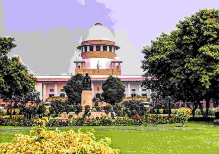 सुप्रीम कोर्ट भवन और आठवीं कक्षा की सोशल साइंस किताब की प्रतीकात्मक तस्वीर, जो NCERT ज्यूडीशियल करप्शन विवाद को दर्शाती है।