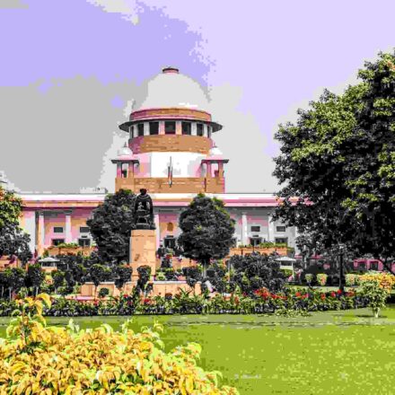 सुप्रीम कोर्ट भवन और आठवीं कक्षा की सोशल साइंस किताब की प्रतीकात्मक तस्वीर, जो NCERT ज्यूडीशियल करप्शन विवाद को दर्शाती है।