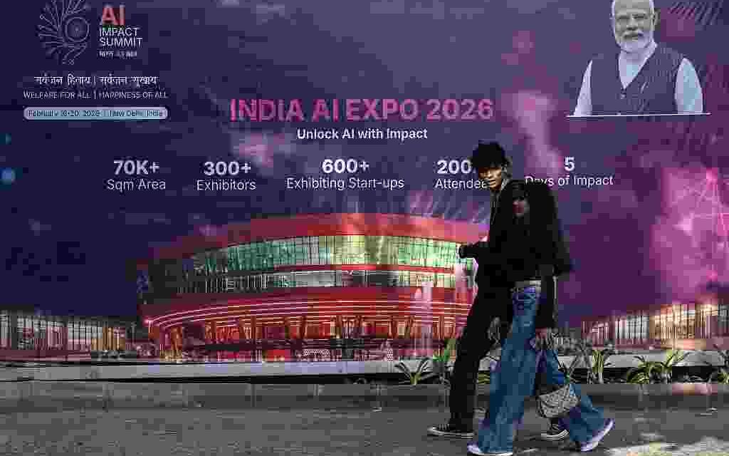 दिल्ली के भारत मंडपम में चल रहे एआई समिट का दृश्य, जहां प्रदर्शनी स्टॉल और सुरक्षा व्यवस्था दिखाई दे रही है।