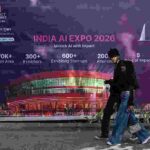 दिल्ली के भारत मंडपम में चल रहे एआई समिट का दृश्य, जहां प्रदर्शनी स्टॉल और सुरक्षा व्यवस्था दिखाई दे रही है।