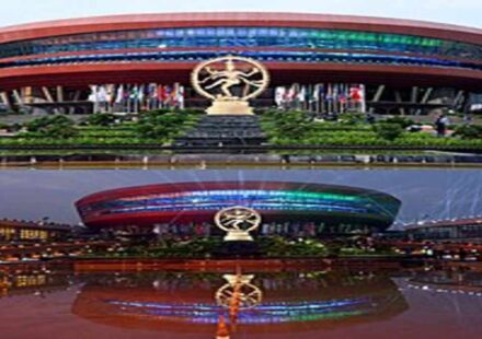 दिल्ली के भारत मंडपम और पटियाला हाउस कोर्ट के बाहर पुलिस तैनाती की तस्वीर, AI समिट हंगामा मामले से जुड़ी।