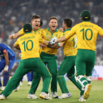 अहमदाबाद स्टेडियम में टी20 मैच के दौरान खिलाड़ी सुपर ओवर के बाद जश्न मनाते हुए दिखाई दे रहे हैं।