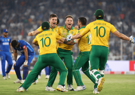 अहमदाबाद स्टेडियम में टी20 मैच के दौरान खिलाड़ी सुपर ओवर के बाद जश्न मनाते हुए दिखाई दे रहे हैं।