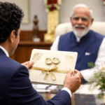 मुंबई में आयोजित होने वाली अर्जुन तेंदुलकर शादी से पहले सचिन तेंदुलकर द्वारा शीर्ष नेताओं को दिया गया निमंत्रण दर्शाता दृश्य।