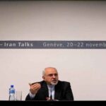 यूरेनियम संवर्धन संयंत्र, नौसैनिक अभ्यास और अमेरिकी एयरक्राफ्ट कैरियर की प्रतीकात्मक तस्वीरें जो ईरान परमाणु वार्ता से जुड़े प्रमुख मुद्दों को दर्शाती हैं।