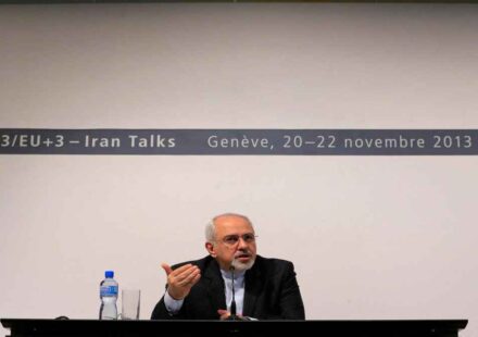 यूरेनियम संवर्धन संयंत्र, नौसैनिक अभ्यास और अमेरिकी एयरक्राफ्ट कैरियर की प्रतीकात्मक तस्वीरें जो ईरान परमाणु वार्ता से जुड़े प्रमुख मुद्दों को दर्शाती हैं।