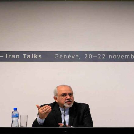 यूरेनियम संवर्धन संयंत्र, नौसैनिक अभ्यास और अमेरिकी एयरक्राफ्ट कैरियर की प्रतीकात्मक तस्वीरें जो ईरान परमाणु वार्ता से जुड़े प्रमुख मुद्दों को दर्शाती हैं।