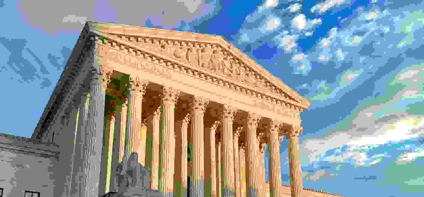 अमेरिकी सुप्रीम कोर्ट भवन, व्हाइट हाउस में ट्रम्प की प्रेस कॉन्फ्रेंस और वैश्विक व्यापार से जुड़े कार्गो कंटेनर की प्रतीकात्मक तस्वीरें।