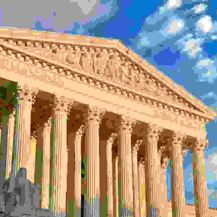 अमेरिकी सुप्रीम कोर्ट भवन, व्हाइट हाउस में ट्रम्प की प्रेस कॉन्फ्रेंस और वैश्विक व्यापार से जुड़े कार्गो कंटेनर की प्रतीकात्मक तस्वीरें।