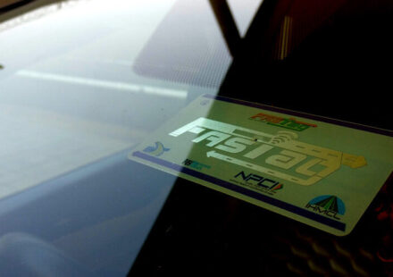 हाईवे टोल प्लाजा पर डिजिटल टोल भुगतान करते वाहन