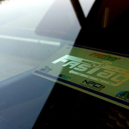 हाईवे टोल प्लाजा पर डिजिटल टोल भुगतान करते वाहन