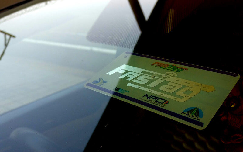 हाईवे टोल प्लाजा पर डिजिटल टोल भुगतान करते वाहन