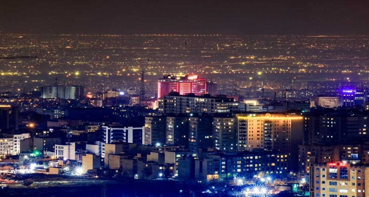 तेहरान और तेल अवीव के आसमान में मिसाइल ट्रेल और सुरक्षा अलर्ट के दृश्य, जो ईरान-इजराइल जंग की गंभीर स्थिति को दर्शाते हैं।