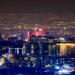 तेहरान और तेल अवीव के आसमान में मिसाइल ट्रेल और सुरक्षा अलर्ट के दृश्य, जो ईरान-इजराइल जंग की गंभीर स्थिति को दर्शाते हैं।