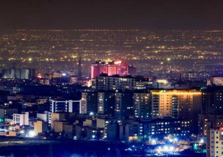 तेहरान और तेल अवीव के आसमान में मिसाइल ट्रेल और सुरक्षा अलर्ट के दृश्य, जो ईरान-इजराइल जंग की गंभीर स्थिति को दर्शाते हैं।