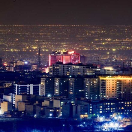 तेहरान और तेल अवीव के आसमान में मिसाइल ट्रेल और सुरक्षा अलर्ट के दृश्य, जो ईरान-इजराइल जंग की गंभीर स्थिति को दर्शाते हैं।