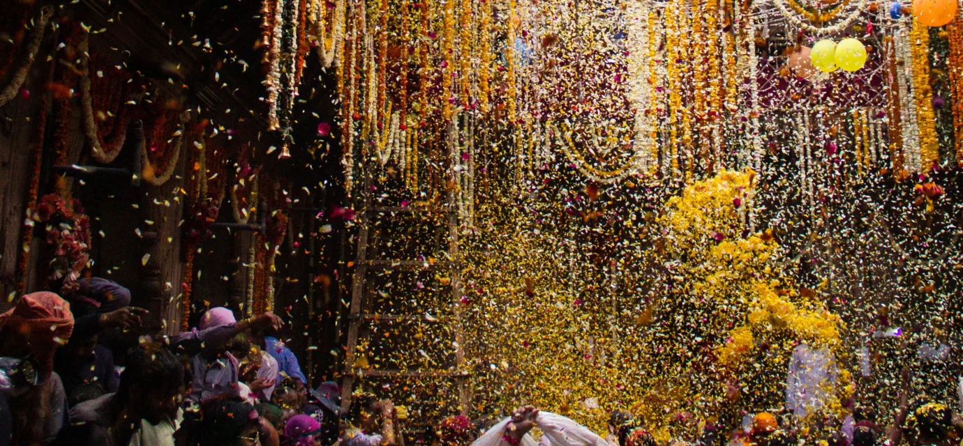 दावन के बांके बिहारी मंदिर में फुलेरा दूज 2026 के अवसर पर फूलों से सजी झांकी और उत्सव का दृश्य।