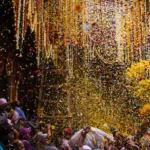 दावन के बांके बिहारी मंदिर में फुलेरा दूज 2026 के अवसर पर फूलों से सजी झांकी और उत्सव का दृश्य।