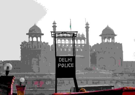 लाल किले के प्रवेश द्वार पर पुलिसकर्मी, बैरिकेडिंग और सीसीटीवी निगरानी के साथ हाई सिक्योरिटी व्यवस्था।