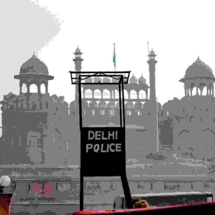 लाल किले के प्रवेश द्वार पर पुलिसकर्मी, बैरिकेडिंग और सीसीटीवी निगरानी के साथ हाई सिक्योरिटी व्यवस्था।