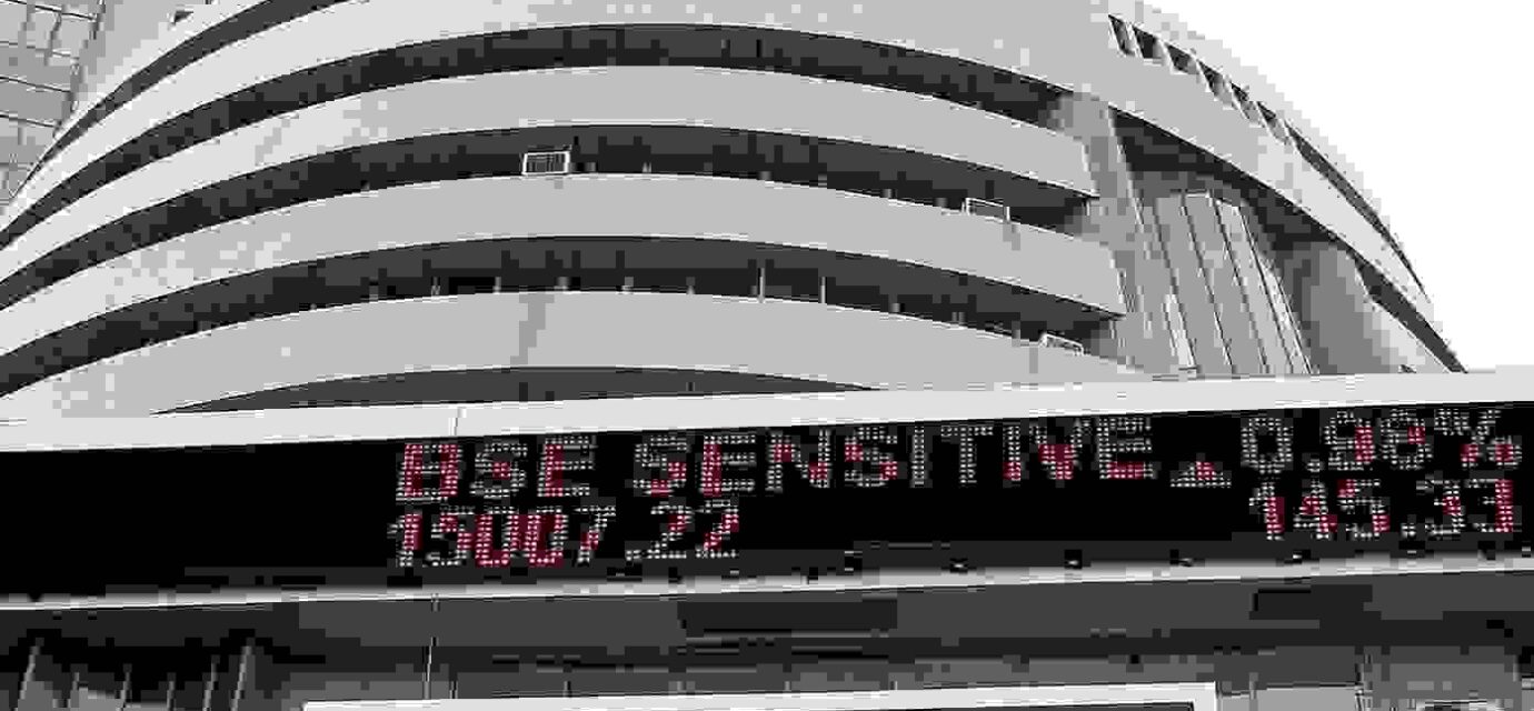 भारतीय शेयर बाजार में गिरावट के दौरान स्क्रीन पर लाल निशान दिखाते इंडेक्स और ट्रेडिंग गतिविधि का दृश्य।