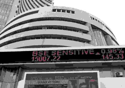 भारतीय शेयर बाजार में गिरावट के दौरान स्क्रीन पर लाल निशान दिखाते इंडेक्स और ट्रेडिंग गतिविधि का दृश्य।