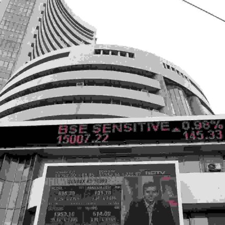 भारतीय शेयर बाजार में गिरावट के दौरान स्क्रीन पर लाल निशान दिखाते इंडेक्स और ट्रेडिंग गतिविधि का दृश्य।