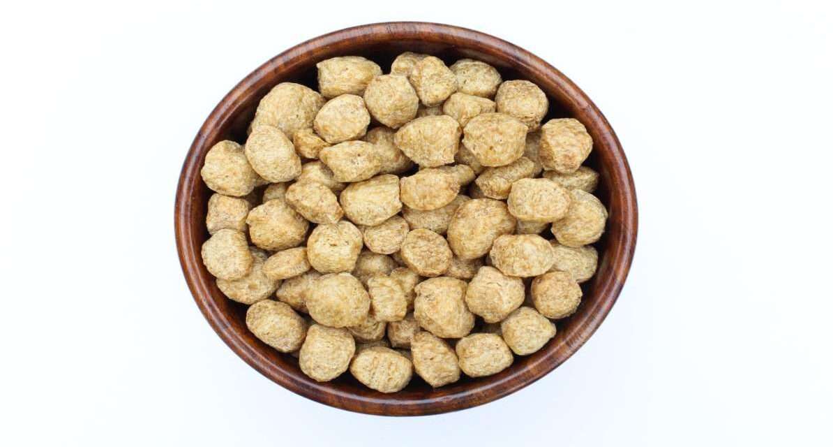 कटोरी में रखे सोया चंक्स, प्रोटीन से भरपूर शाकाहारी फूड